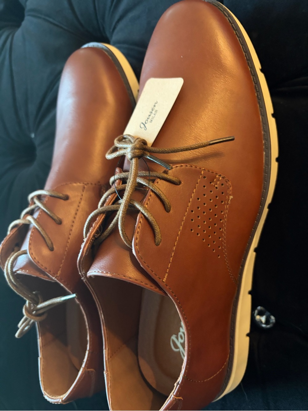 Men's Tan Leather Derby Shoes with Lace-Up Closure